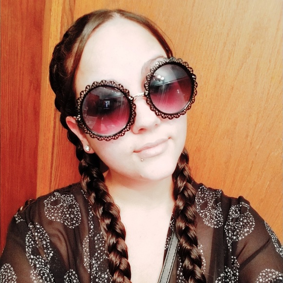 Meet your Posher, Melanie - Picture 1 of 2